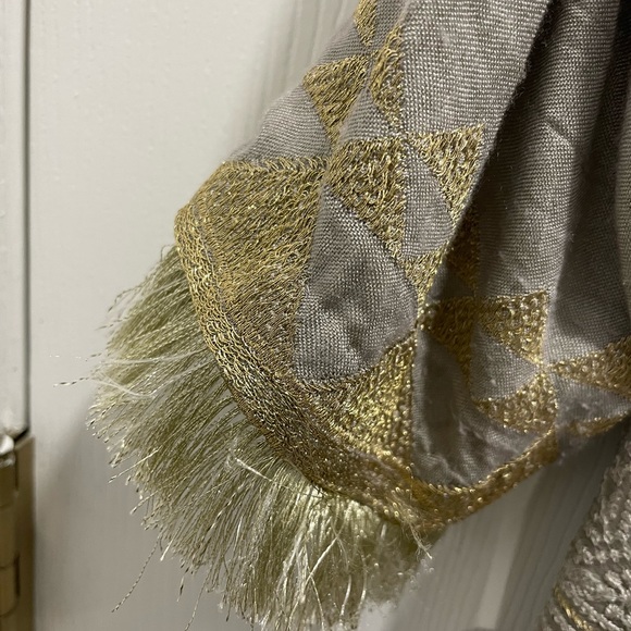 Xenia Pakistani Medium Outfit with pants and dupatta - Picture 3 of 5